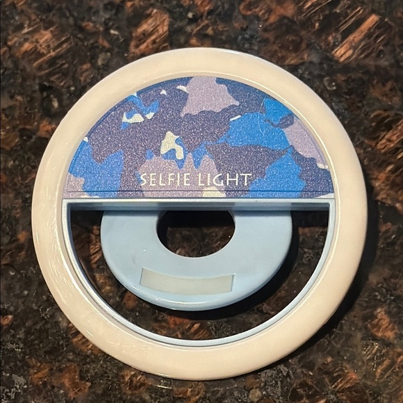 Blue Camo Selfie Light Clip - Micro USB plug needed to operate! - Picture 6 of 6